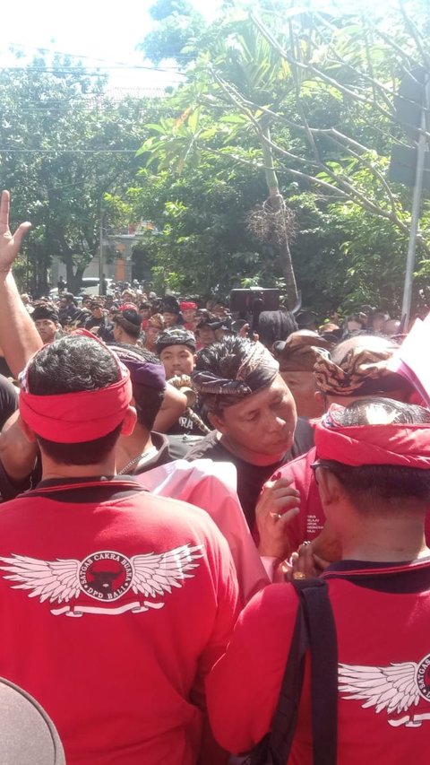 Ribuan Massa Geruduk Kantor DPD PDIP Bali Protes Pencoretan Bacaleg