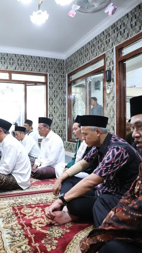 Ziarah ke Makam Mbah Dalhar Watucongol, Ganjar Belajar Cara Mencintai Indonesia