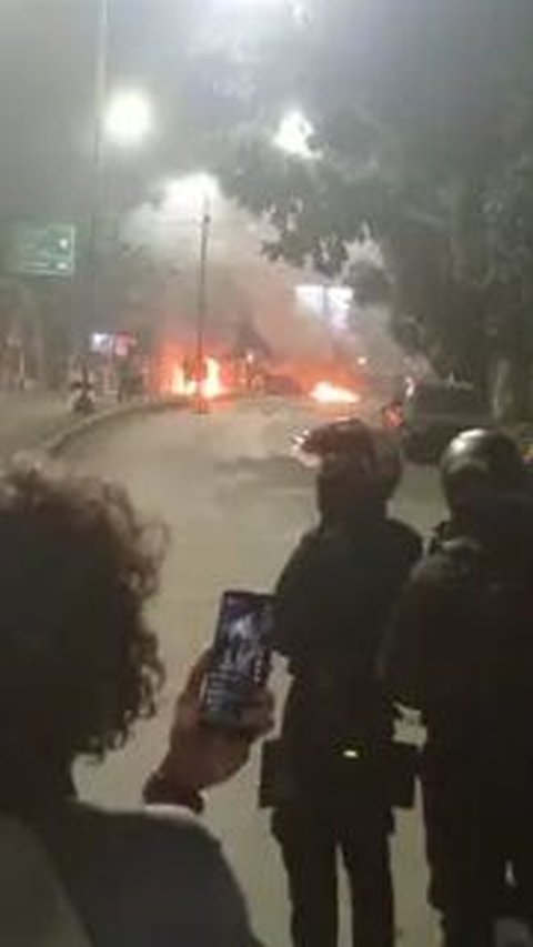 VIDEO: Kerusuhan Dago Elos Bandung, Polisi Tembak Gas Air Mata Bubarkan Barikade Warga