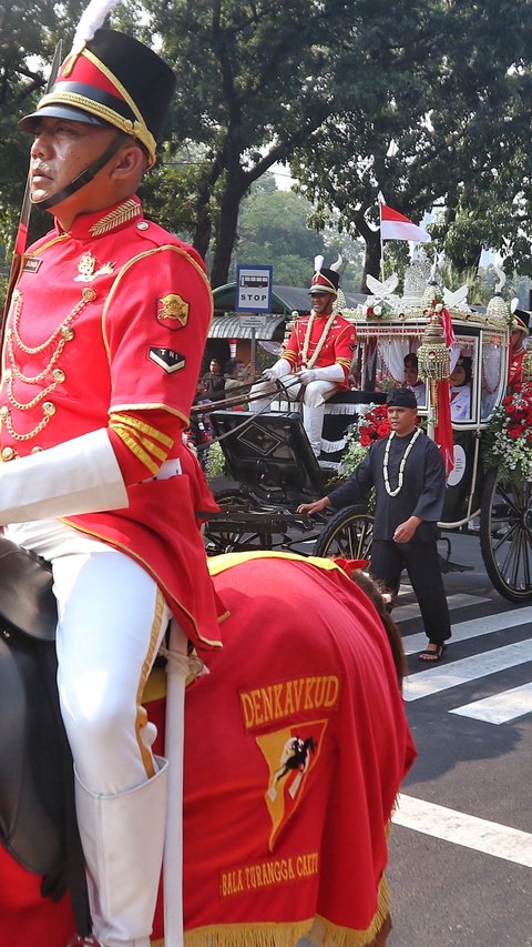 FOTO: Iring-Iringan Kirab Budaya HUT ke-78 Kemerdekaan RI saat Kereta Kencana Ki Jaga Rasa Antar Bendera Pusaka ke Istana Merdeka