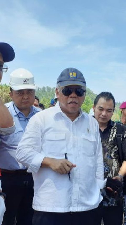 Momen Lucu Menteri PUPR Basuki Hadimuljono Singkap Jas Erick Thohir, Reaksi Istri Disorot