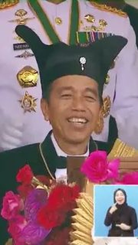 VIDEO: Momen Jokowi Pakai Baju Adat Panglima Tertinggi Raja Surakarta di Istana