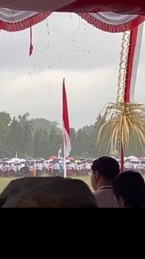 Gubernur Koster Kritik ASN Bali Pakai Payung saat Upacara HUT RI Diguyur Hujan