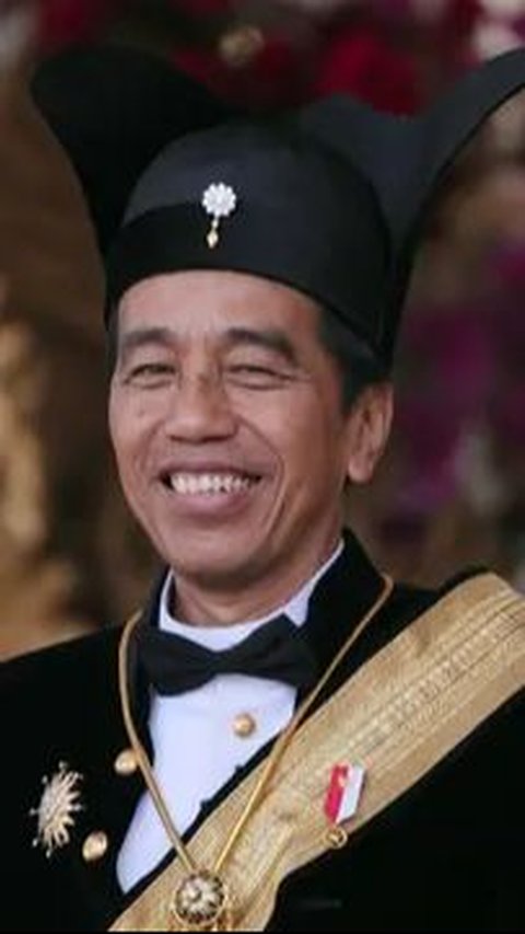 VIDEO:  Jokowi Pakai Baju Adat Panglima Tertinggi Raja Surakarta di Istana