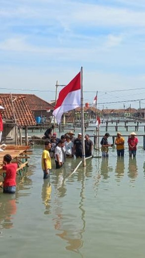 Potret Warga Jateng Upacara HUT RI di Tengah Kepungan Banjir Rob