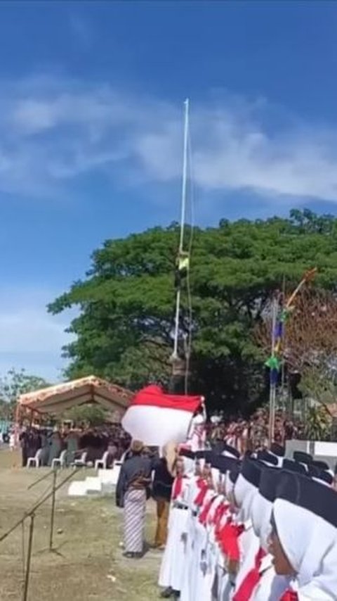 Tanpa Lepas Sepatu, Begini Aksi Gercep Bripka Suparno Panjat Tiang saat Tali Bendera Lepas