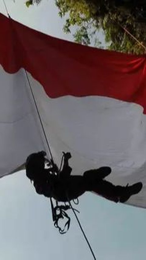 Aksi Heroik Polisi Panjat Tiang Bendera 7 Meter & Terombang-Ambing Ditiup Angin Demi Sang Merah Putih