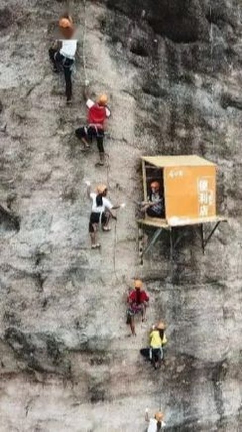 Grocery Store on a Cliff Wall in China Goes Viral, Buyers Have to Climb 120 Meters