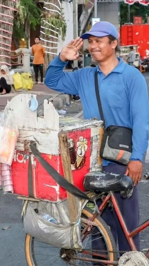 Potret Para PKL di Depan Kantor Pemprov Jatim Hormat Bendera Merah Putih, Curi Perhatian