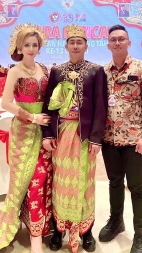 Istri Kombes Polisi Heni Tania Kompak Pakai Baju Adat Bali Bareng Suami, Pose Sama Jenderal Bintang 3