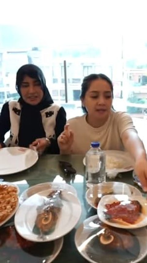 Momen Nagita Slavina Makan Nasi Padang Buat Netizen Ngiler, Penampilannya Bikin Salfok