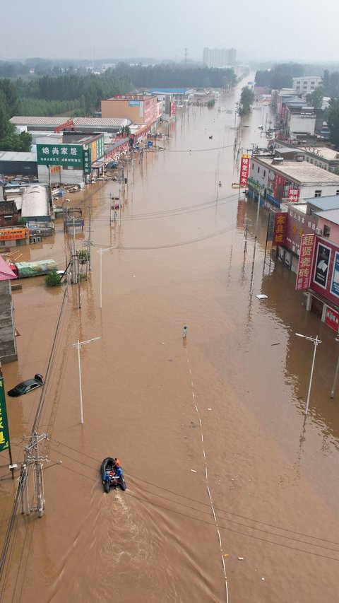 FOTO: Hujan Lebat Akibat Topan Doksuri di China Ubah Jalanan Jadi Mirip Sungai, Ratusan Ribu Warga Terdampak dan Beginilah Potretnya