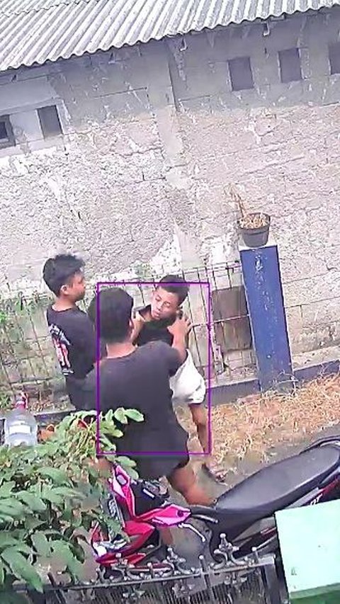 Beredar Video Remaja Dicekik hingga Diinjak 2 Pria di Gang Sempit, Polisi Selidiki
