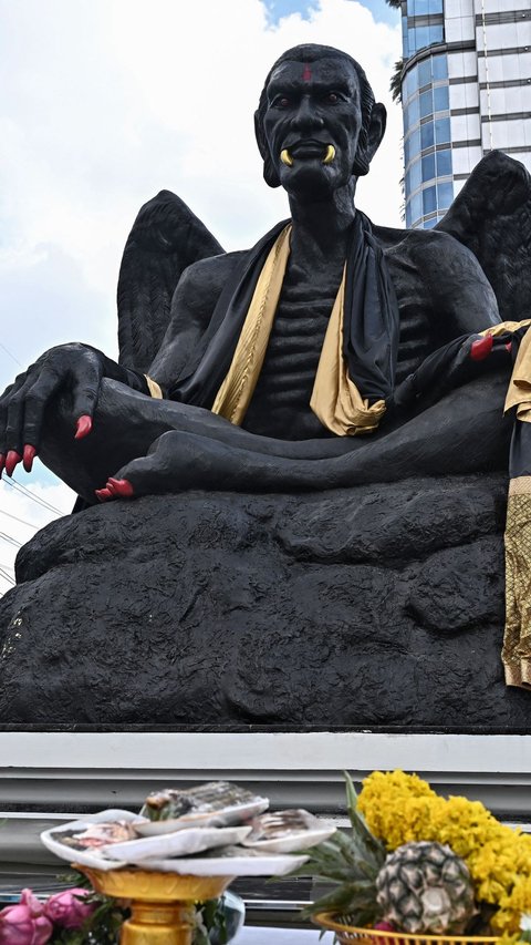 FOTO: Kemunculan Sosok Hitam Seram, Bermata Melotot, Bersayap dan Bertaring Emas Hebohkan Warga Thailand