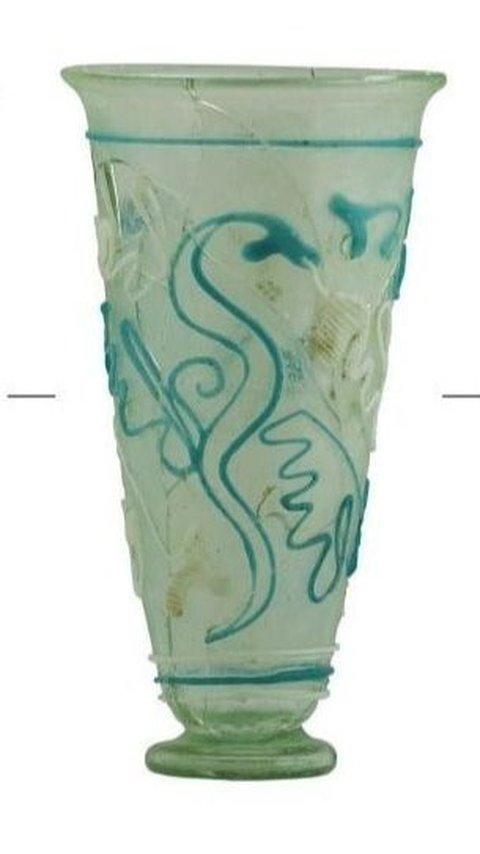 Cangkir Berhias Ular dengan Desain Cantik Ditemukan di Makam Abad Kedua Masehi, Pemiliknya Diduga Kalangan Elit Romawi