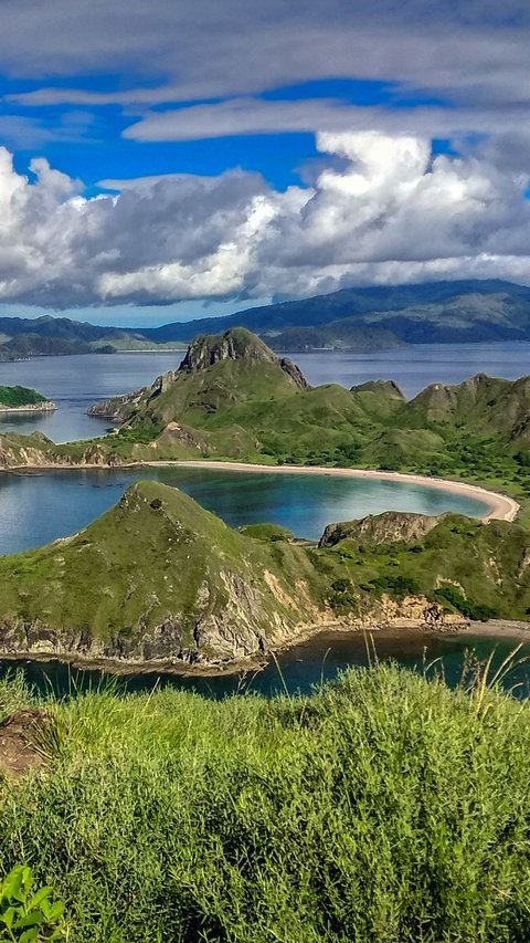 10 Pemandangan Alam di Indonesia yang Wajib Dikunjungi, Keren & Cocok untuk Healing