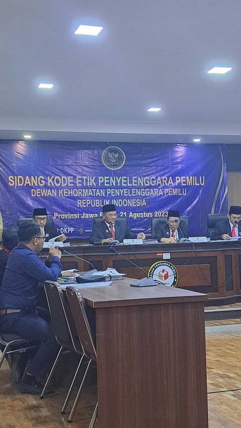 Sidang Etik, DKPP Cecar 4 Anggota KPU Karawang Alasan Tetapkan Sekretariat PPS