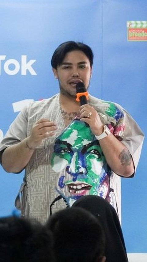 Potret Ivan Gunawan Membagikan Pengetahuan tentang Wirausaha kepada Siswa SMK dalam Kampanye #Serunya17an TikTok