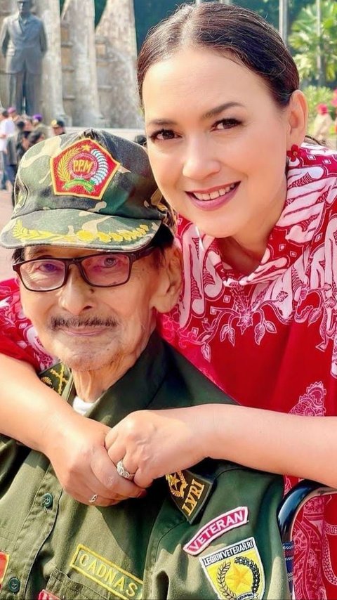 Potret Ira Wibowo Bareng Ayahnya Veteran Tentara Pelajar 'Dulu Papa Ikut Berperang'