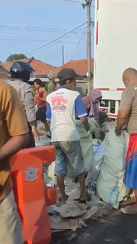 Susu Kaleng dari Truk Kecelakaan di Indramayu Ternyata Dibagikan Gratis, Begini Faktanya