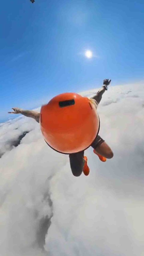 This Skydiver Shows Us What's Inside the Clouds