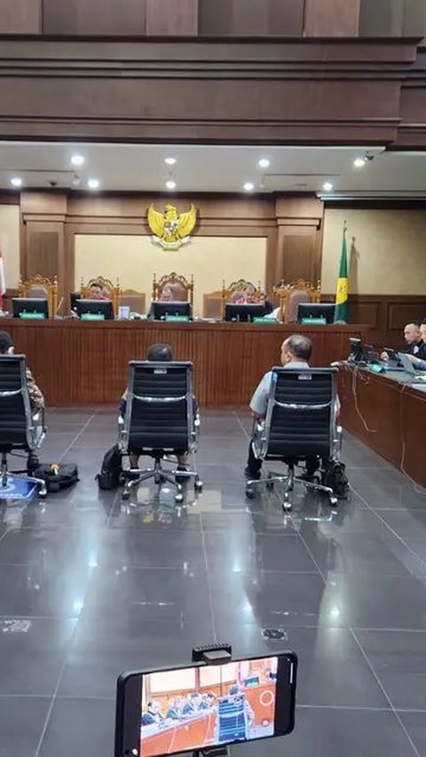 Hakim Tipikor 'Semprot' Eks Petinggi BAKTI Kominfo, Geram Tahu 2 Ribu Lebih Proyek BTS Tidak Disurvei