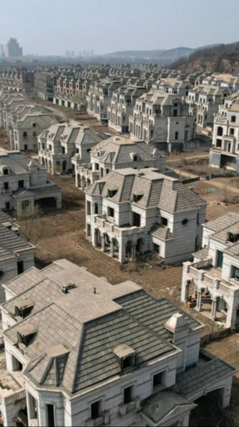 This Neighborhood Has 250 Abandoned Mansions Like a Ghost Town
