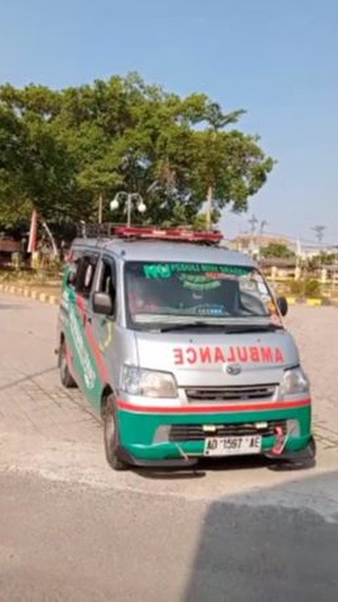 Momen Sopir Ambulance tetap Sigap Jemput Pasien meski Sedang Karnaval, Penampilannya Jadi Sorotan 'Aku Loh Masih Begini'