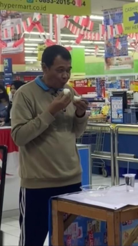 Random Banget, Aksi Bapak Tiba-tiba Ikut Lomba Makan Telur saat Belanja Ini Viral
