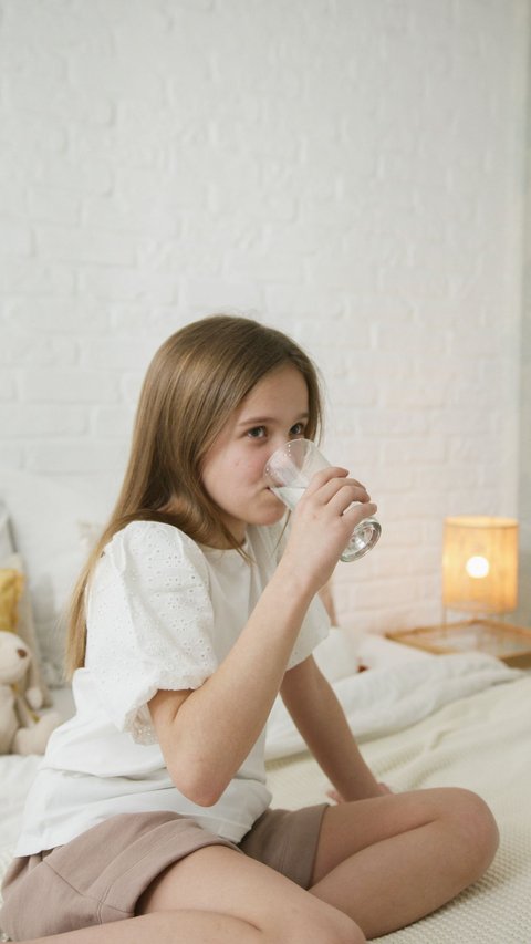 Tips yang Bisa Diterapkan Agar Anak Lebih Suka Minum Air Putih