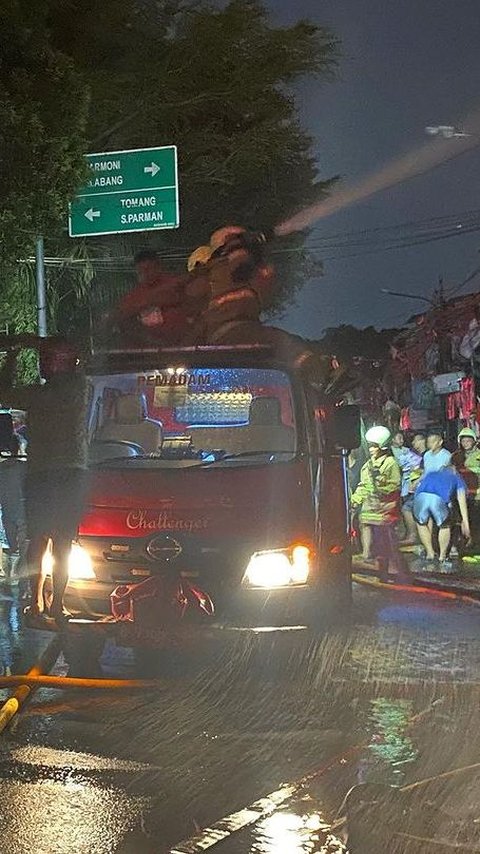 Api Melahap Permukiman Dekat Pemkot Jakpus Padam, Penyebab Kebakaran Masih Diselidiki