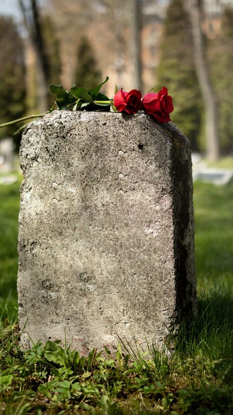Viral Suami Curhat di Makam Usai Kepergian Istrinya, Bikin Sedih