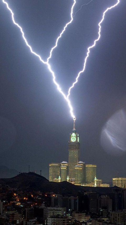 Extreme Winds, Lightning, and Fierce Rains Hits Mecca