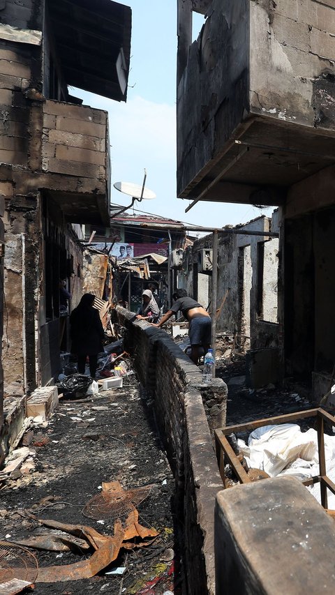 FOTO: Sisa-Sisa Kebakaran di Petojo Selatan yang Menghanguskan Bangunan yang Dihuni 196 KK hingga Menewaskan Dua Lansia