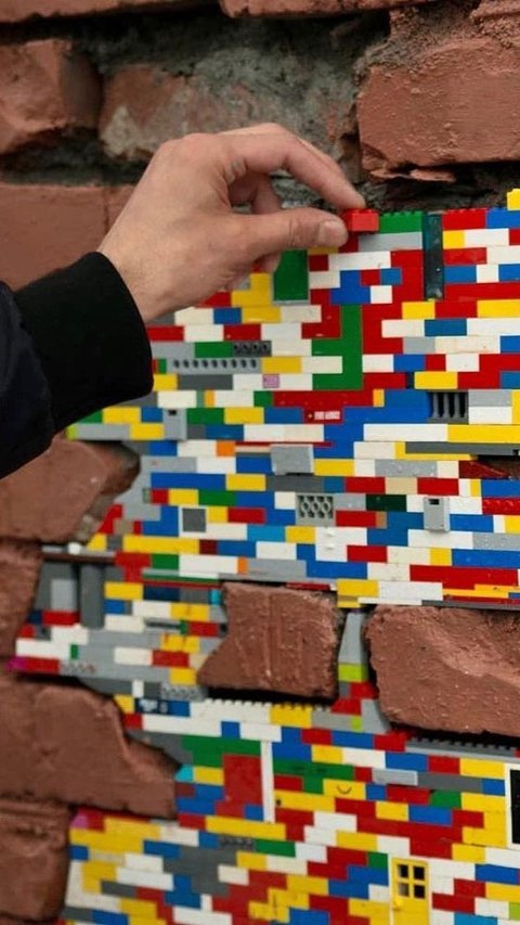 German Artist Fix Broken Wall All Over The World With Lego Bricks