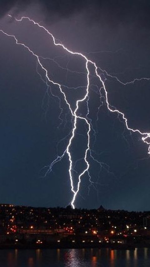 Luckily, Man Still Alive After Gets Struck by Lightning Twice in 5 Minutes
