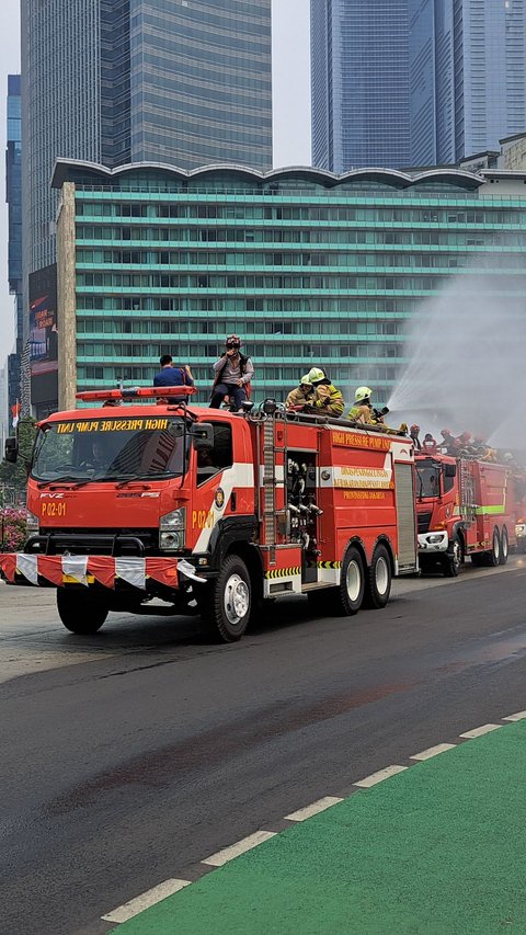 Petugas Gabungan Kembali Semprot Air ke Jalan Kurangi Polusi Udara Jakarta, Reaksi Warga Bikin Ngakak