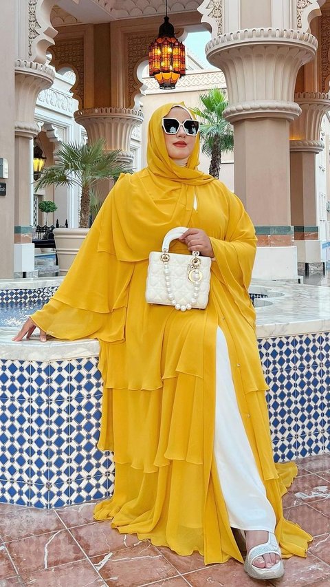 Gaya 'Ngejreng' Tasyi Athasyia Padukan Banyak Warna From Head To Toe