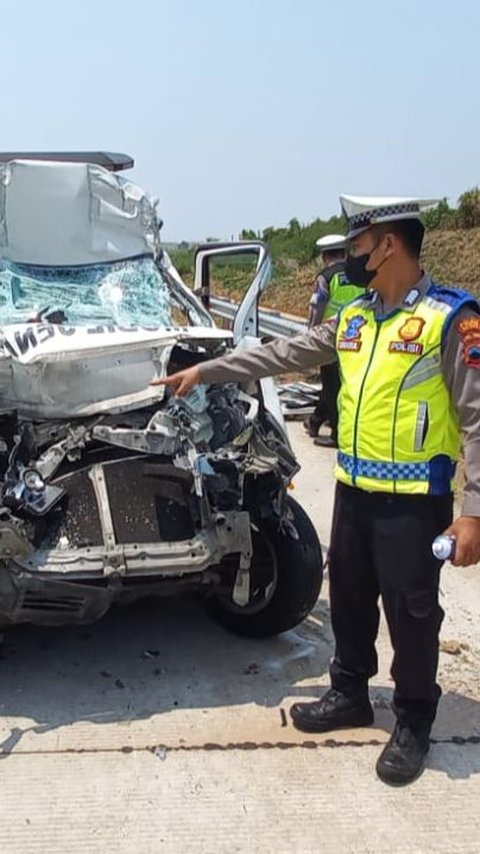 Mobil Jenazah Ringsek usai Tabrak Truk di Tol Semarang-Batang, Satu Orang Tewas
