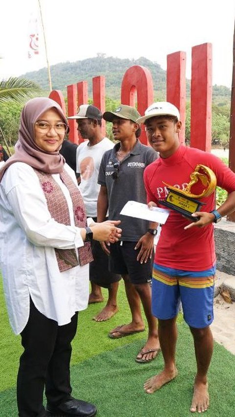 Red Island Gandrung Surf Competition Banyuwangi Diikuti Puluhan Surfer Muda se-Nusantara