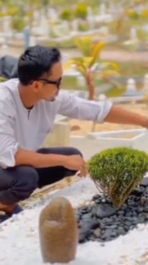 Bukti Cinta Sejati, Pria Tanami Makam Istrinya Pohon Kecil & Sirami Air, Netizen 'Sudah Meninggal Saja Sayangnya Kayak Gini'