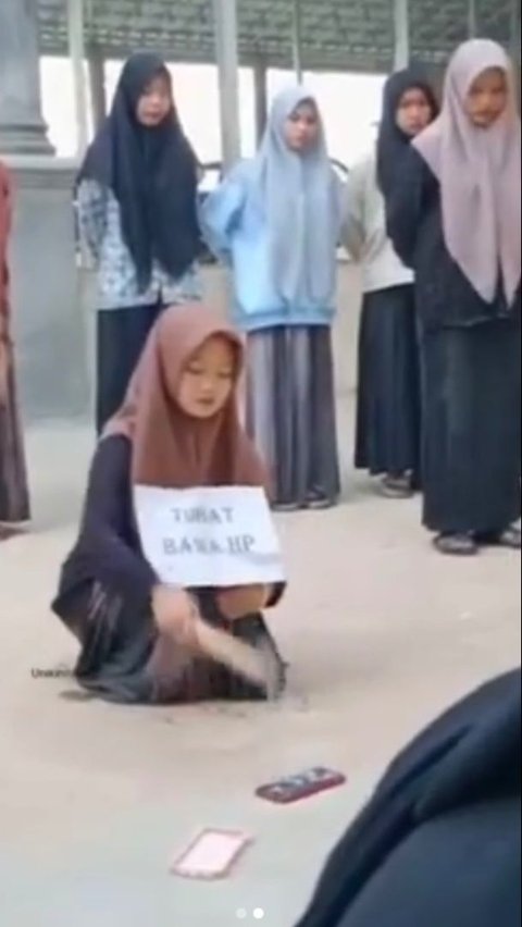 Langgar Aturan Pesantren, Aksi Santriwati Hancurkan HP-nya dengan Palu Ini Tuai Sorotan