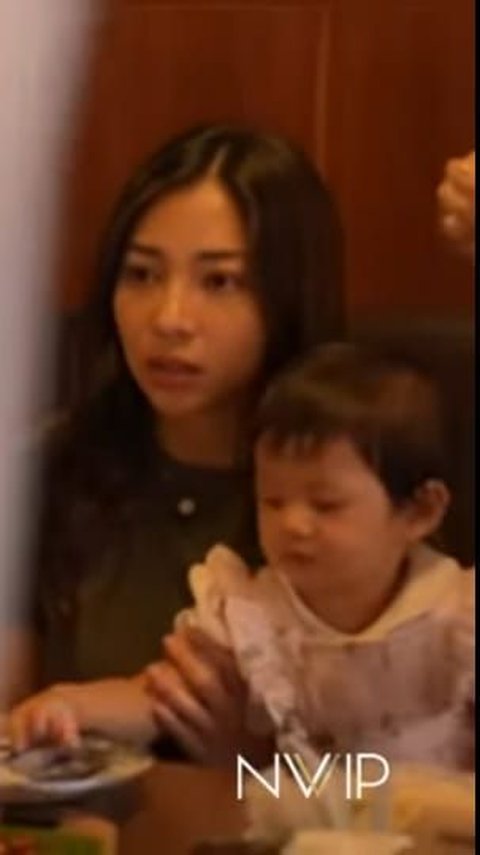 Pesona Nikita Willy Makan Bareng Keluarga Besar di Bandung, 'Hot Mom' yang Cantiknya Gak Ada Obat