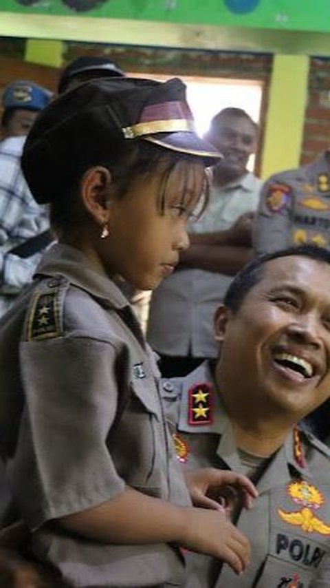 Bangun TK Gratis di Pelosok, Bripka Heri Diberi Hadiah Mengejutkan Jenderal Polisi Bintang Empat