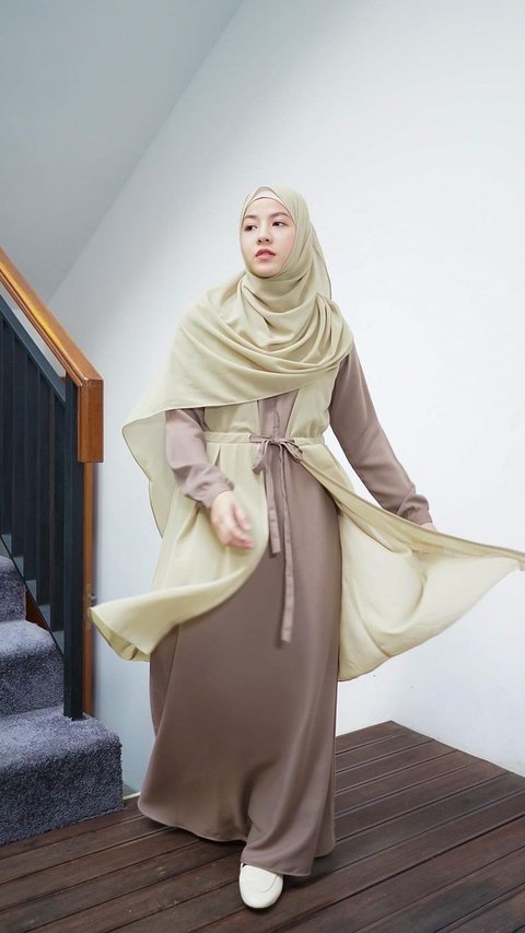 Warm Tone Look Natasha Rizky dengan Gradasi Warna