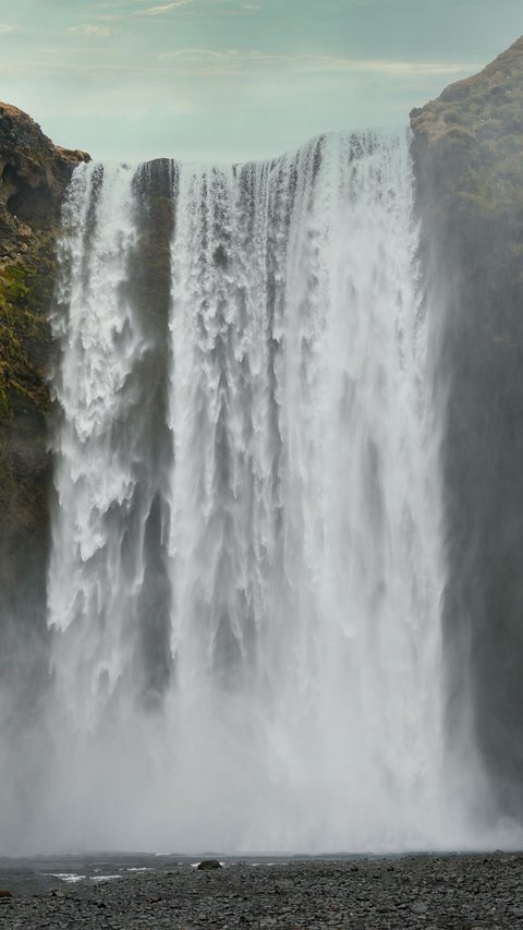 Sensasi Piknik dengan Meja Gantung di Atas Air Terjun, Segini Budget yang Harus Dikeluarkan