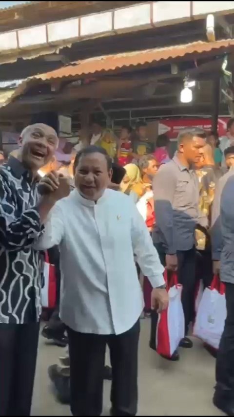 Momen Jokowi Kasih Jempol saat Ganjar-Prabowo Salam Komando Depan Warga