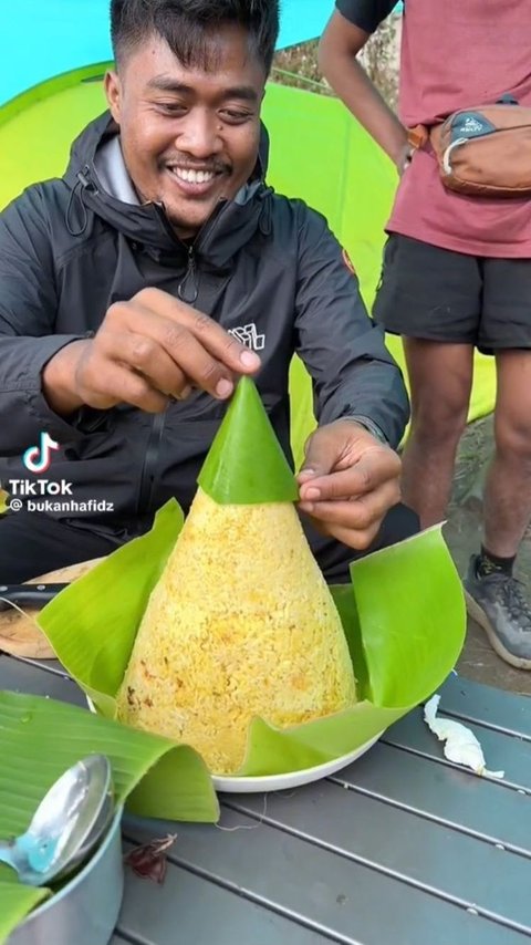 Alih-Alih Masak Simple, Pria Ini Justru Bikin Nasi Tumpeng di Gunung Rinjani