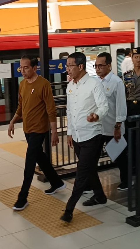 Ekspresi Jokowi Jajal LRT Jabodebek ke Dukuh Atas: Saya Rasakan Semua Nyaman