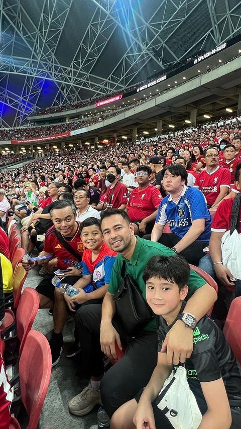 Penuh Keseruan, Intip Momen Raffi Ahmad dan Rafathar nonton Langsung Liverpool vs Bayern di Singapura